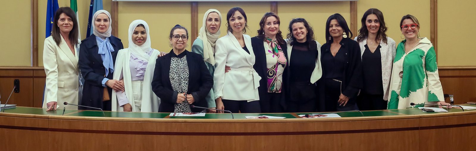 Giuriste e professioniste riunite in una sala istituzionale durante un incontro promosso da AGAMI.