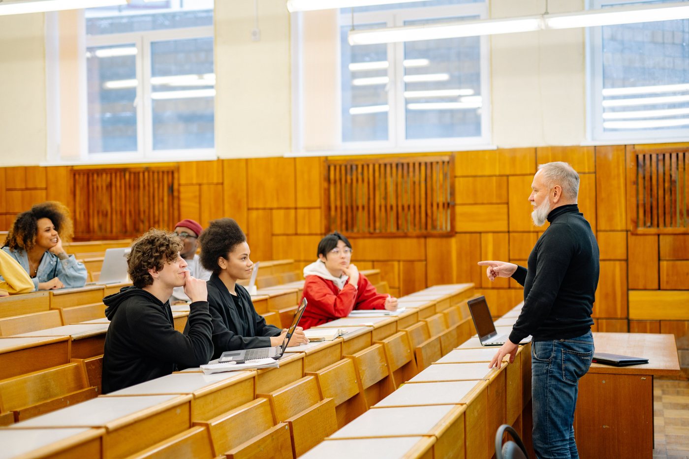 Aula universitaria con docente e studenti durante un seminario internazionale