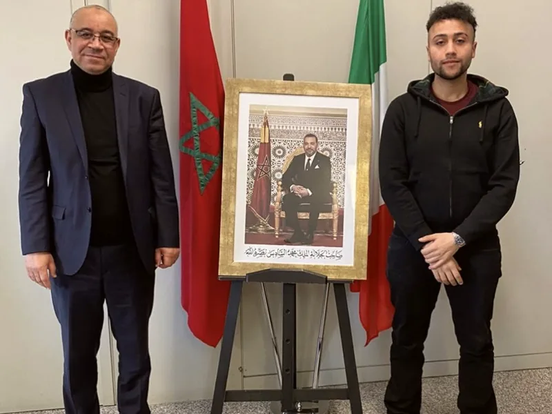 Harit Badrane, referente AGAMI a Bruxelles, durante un incontro istituzionale fra le bandiere del Marocco e dell'Italia