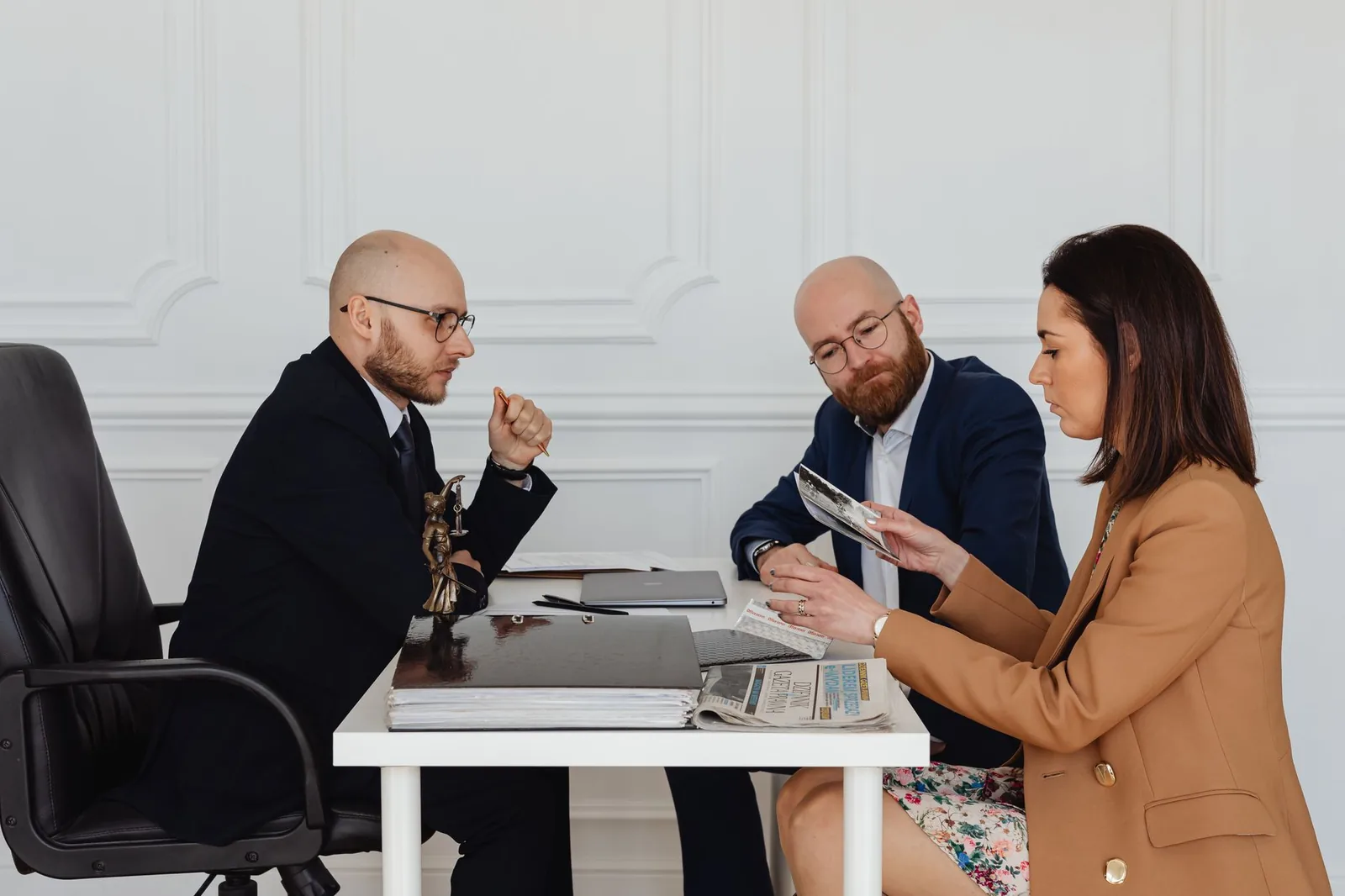 Team multidisciplinare di professionisti del diritto al lavoro attorno a un tavolo