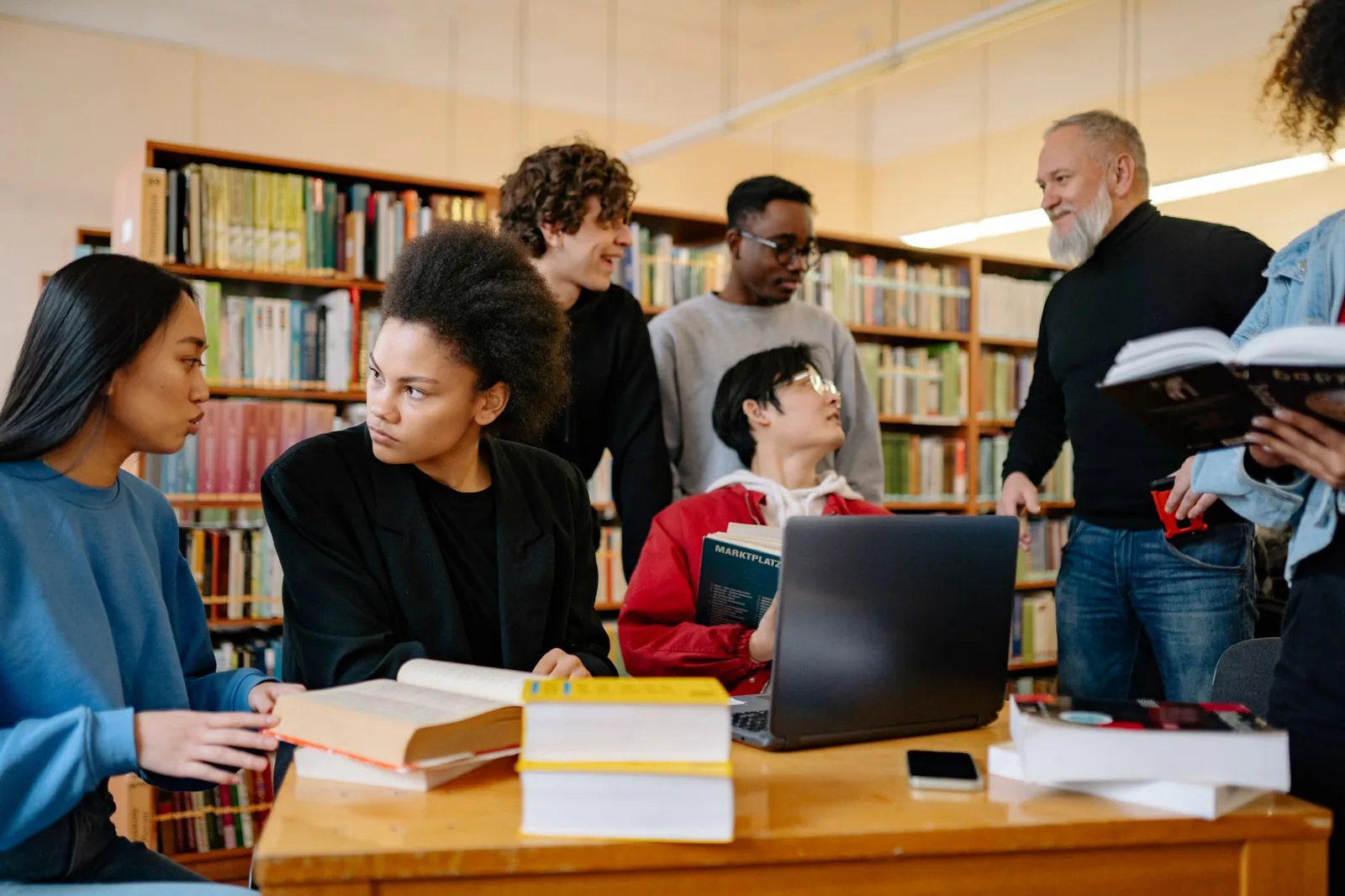 Giovani studiosi di diritto immersi nella ricerca in biblioteca