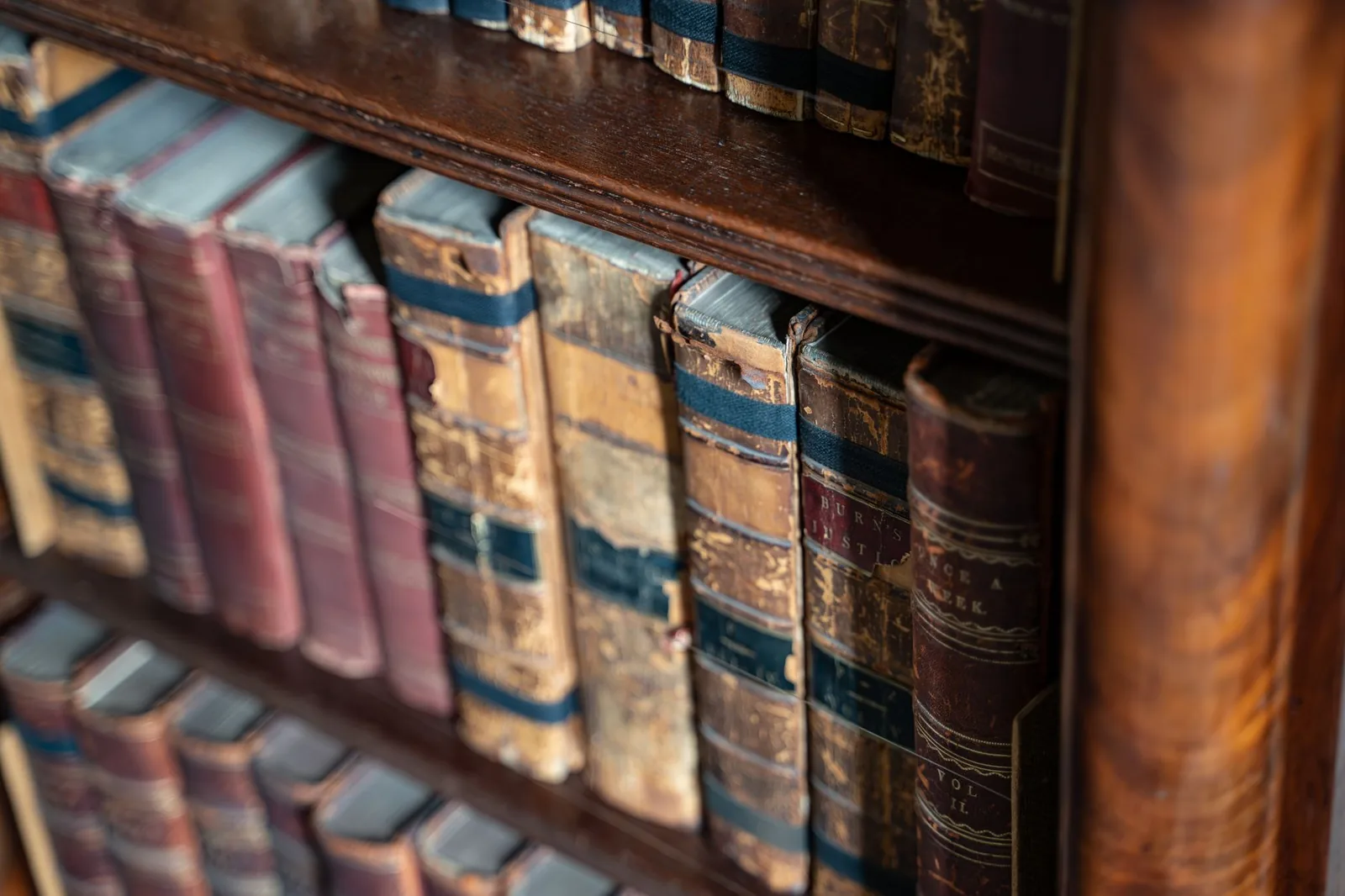 Archivio giuridico con scaffali di volumi rilegati