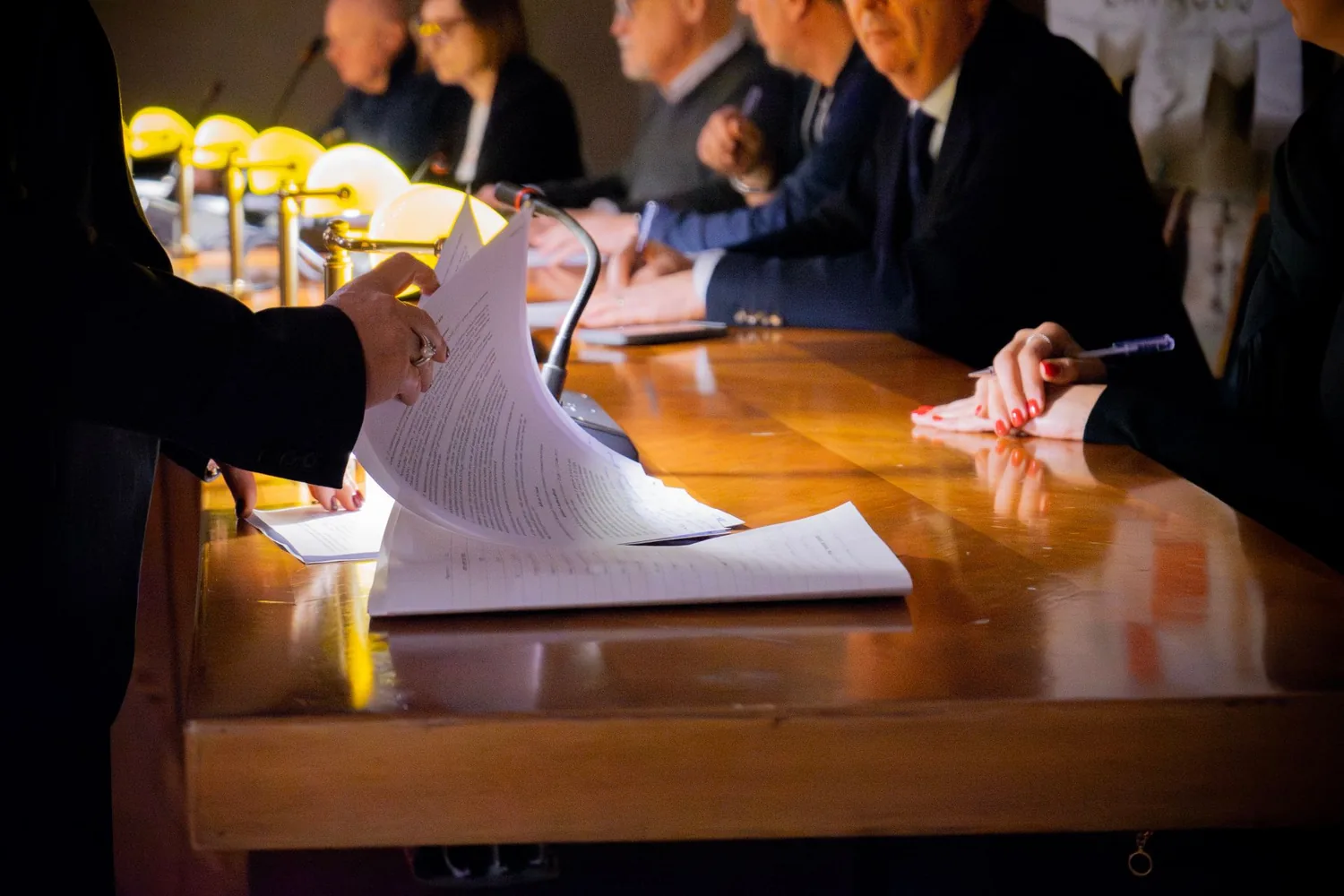 Signing of documents during an institutional meeting, symbol of dialogue between different legal systems
