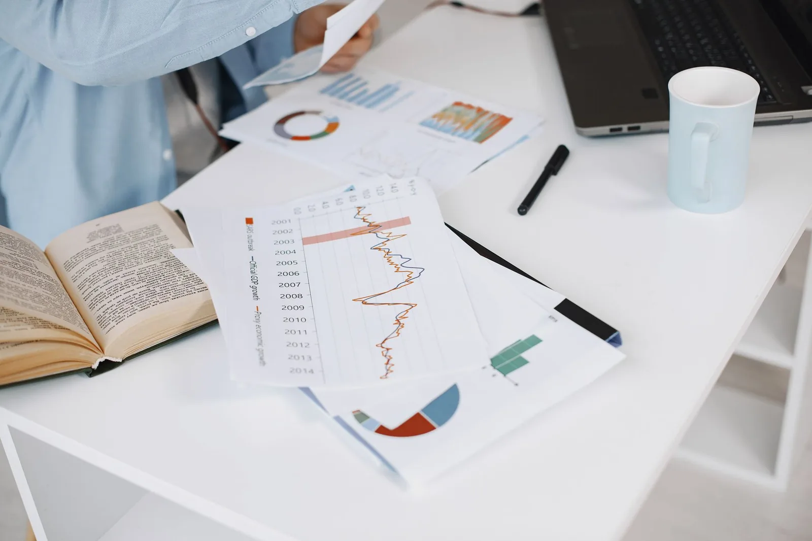 وثائق وبيانات وتحليلات على مكتب، رمز للمعرفة القانونية التطبيقية للمرصد