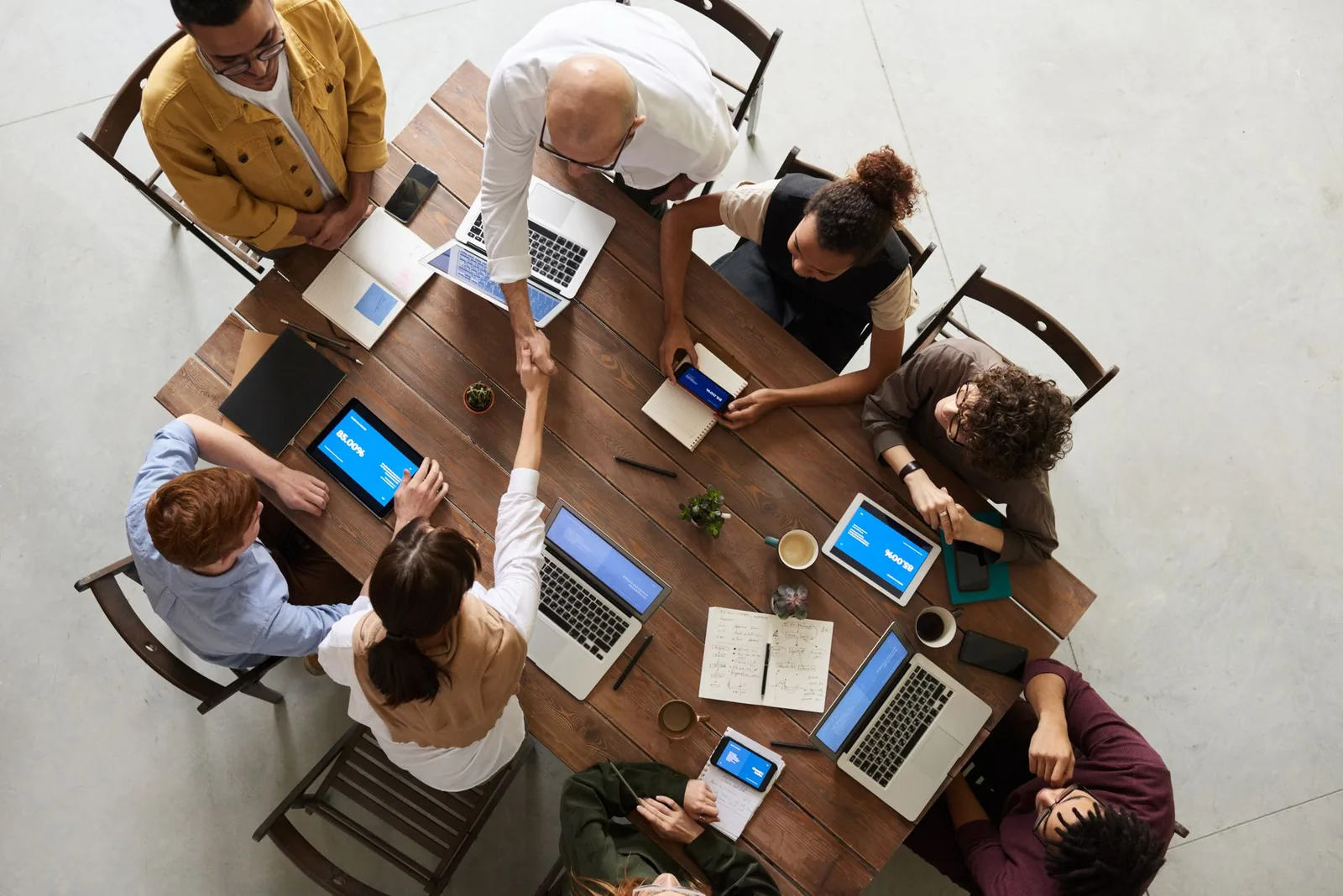Gruppo di lavoro riunito attorno a un tavolo, simbolo dei progetti di cooperazione europea