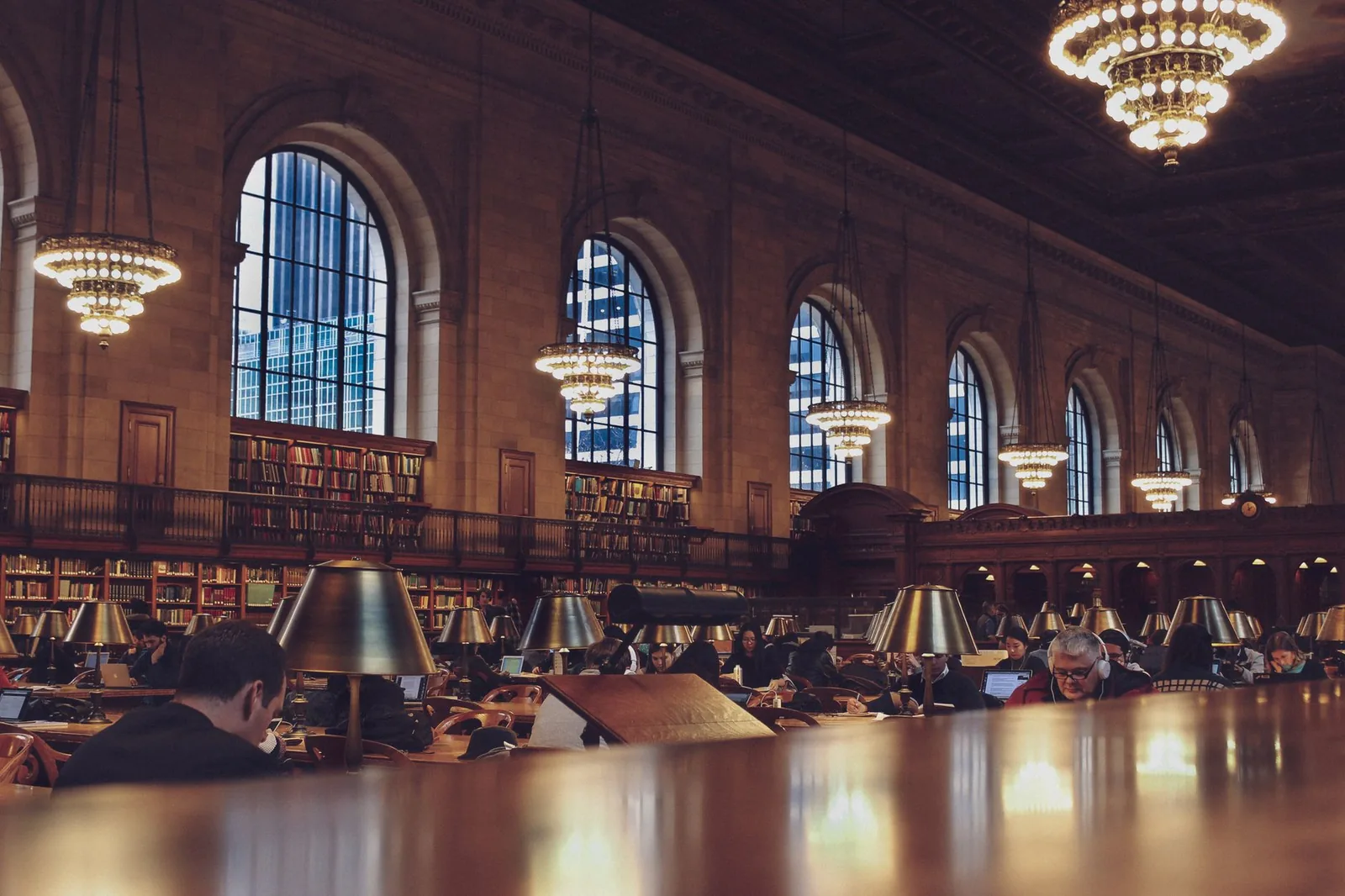 Sala di lettura di una biblioteca con studiosi al lavoro: ciò che il sostegno ad AGAMI rende possibile